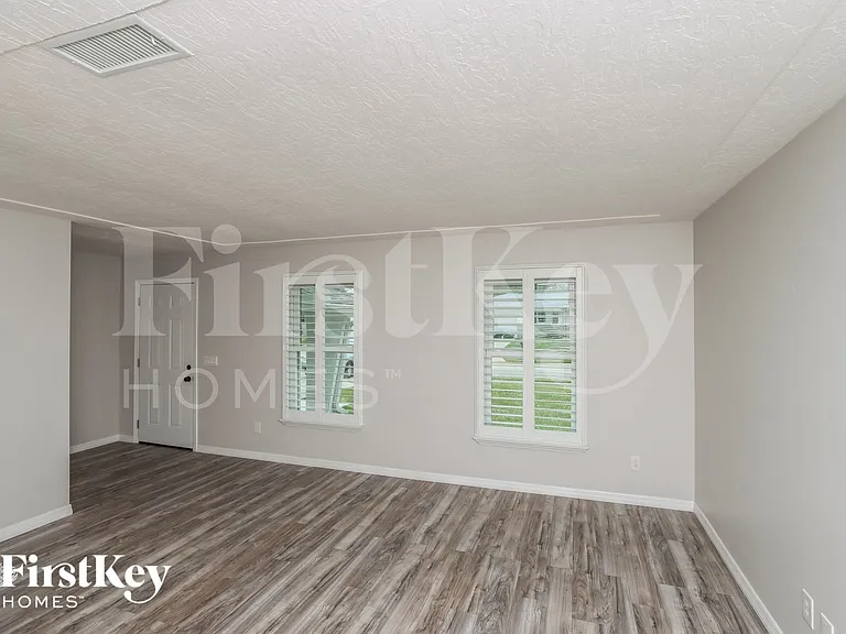 525 Sacre Coeur Dr — Photo 3