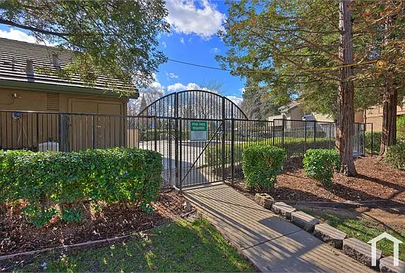 1229 Lakeview Cir — Photo 10
