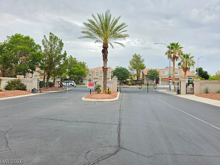 408 Roman Tree Ct — Photo 32