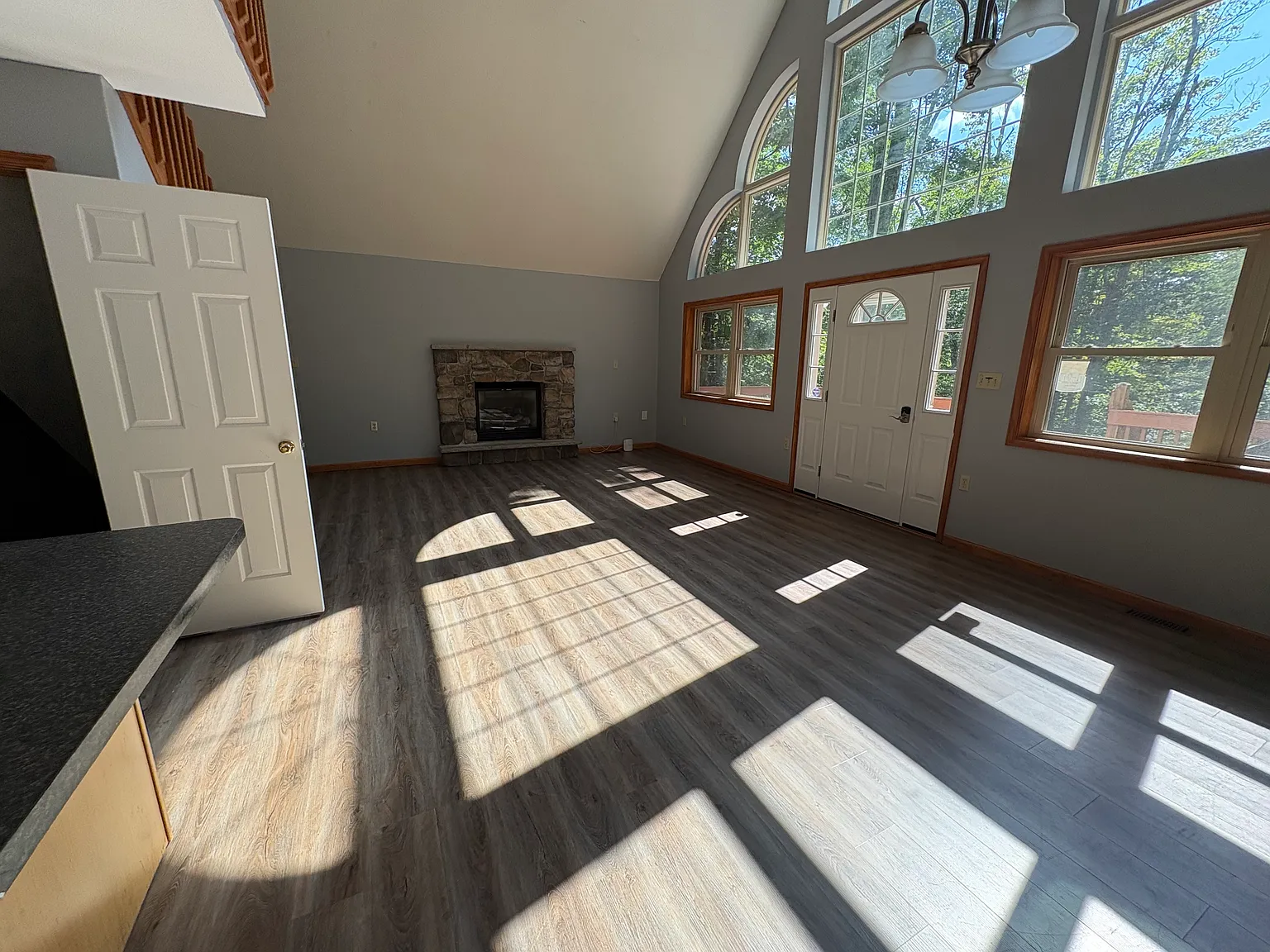 4 bed, 2.5 bath, 2068 sqft, $2,500 — Photo 2