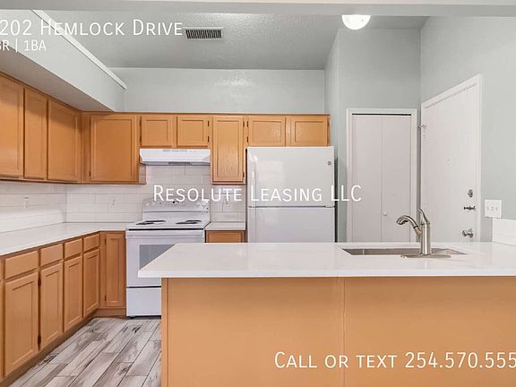 4th image of 2202 Hemlock Dr