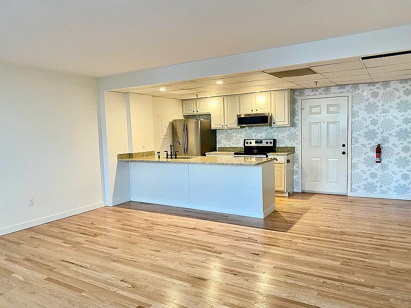 1 bed, 1.0 bath, 754 sqft, $1,900 — Photo 2