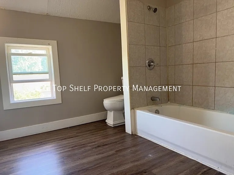 915 E Washington Ave — Photo 8
