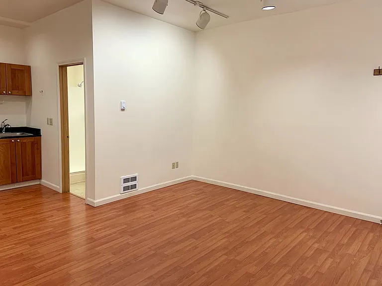 3644 Woodland Park Apartments are located in Wallingford — Photo 14