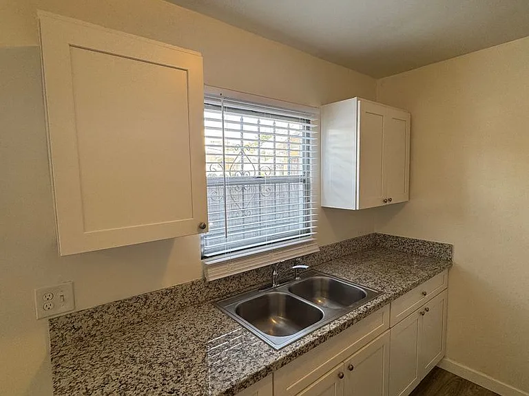 1134 Raymond Ave — Photo 10
