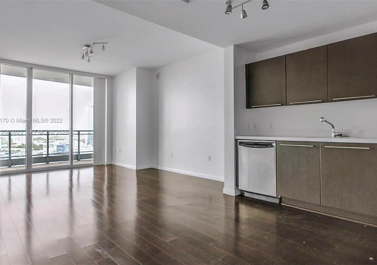Ivy Condo — Photo 2