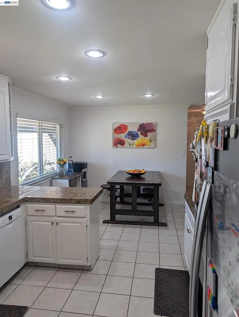 4 bed, 2.0 bath, 2200 sqft, $4,999 — Photo 4