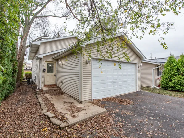 19 E Pineview Dr, Round Lake Park, IL 60073