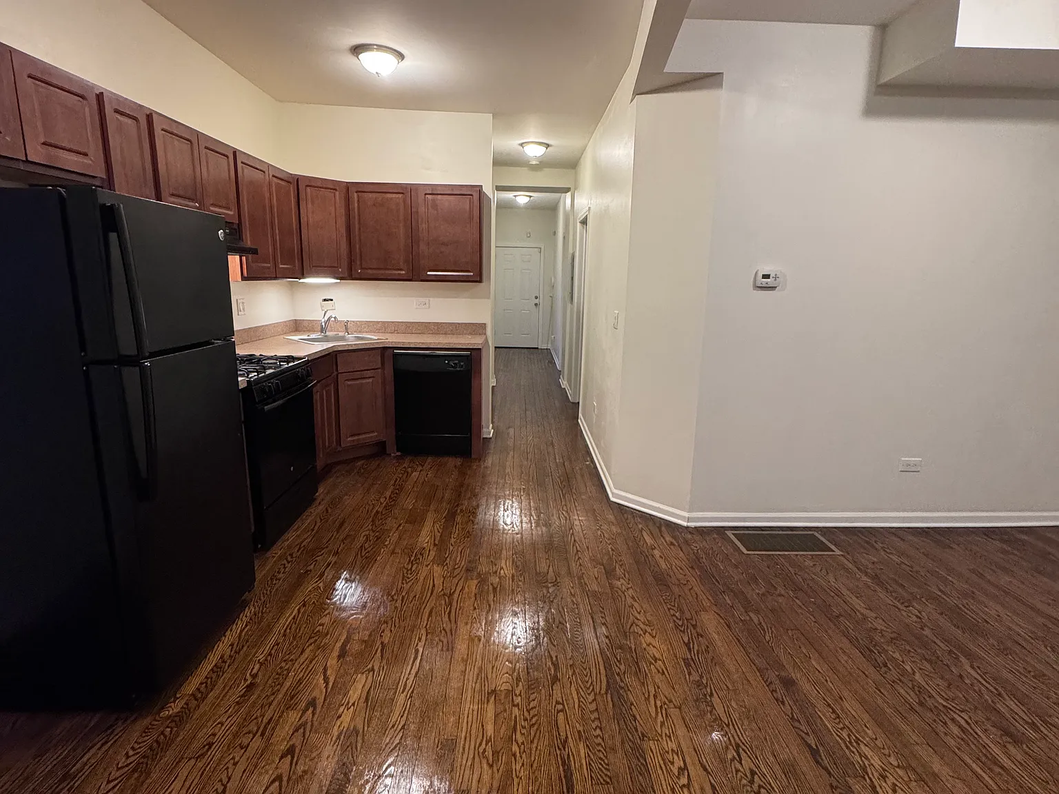 2 bed, 880 sqft, $1,600 — Photo 3