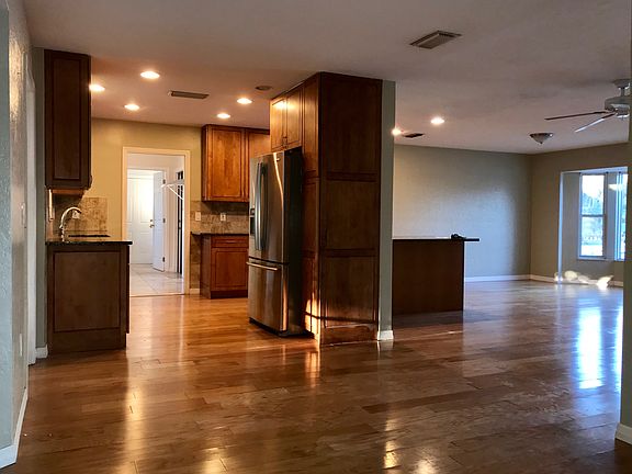 3rd image of 6422 Seagate Ave