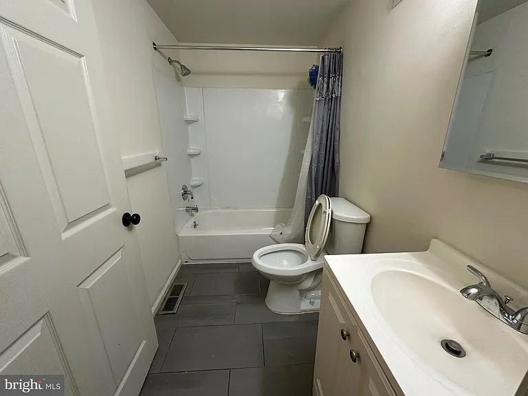 2621 E Thompson St — Photo 7