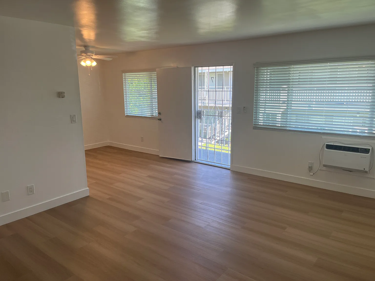 2 bed, 885 sqft, $1,900 — Photo 1
