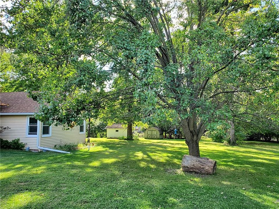2nd image of 1925 Hawthorne Dr
