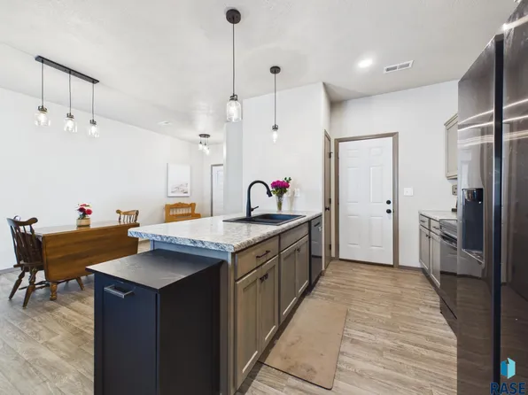 4410 E Whisper Ridge Pl, Sioux Falls, SD 57108