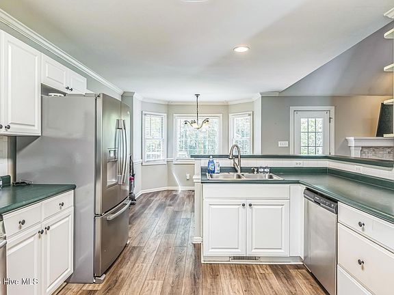 5th image of 891 Corbett St