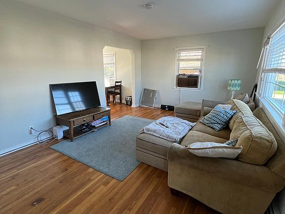 2nd image of 1099 Park Ln N