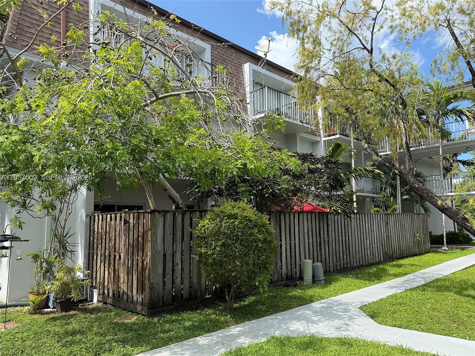 Woodside In Kendall Condo — Photo 1