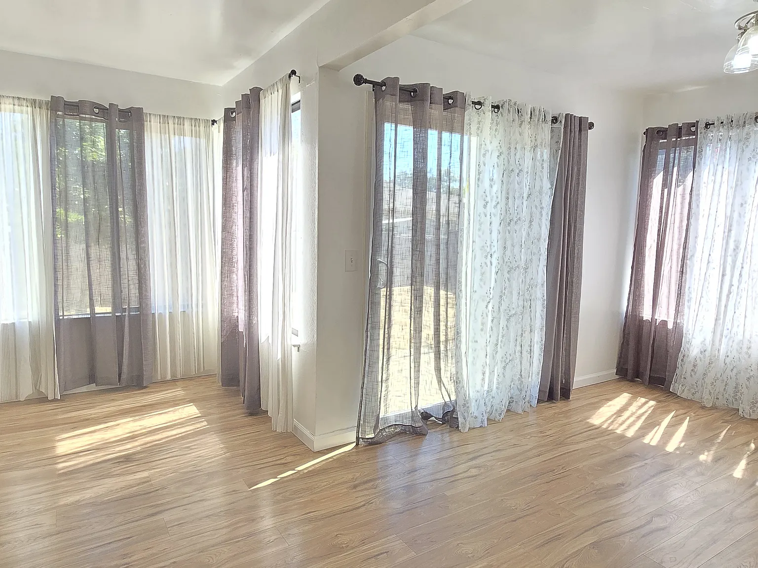 3 bed, 2.5 bath, 1475 sqft, $3,650 — Photo 3