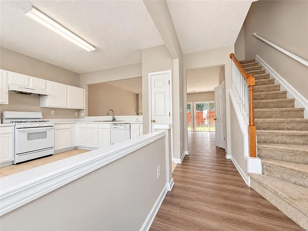 3 bed, 2.5 bath, 1902 sqft, $1,950 — Photo 4