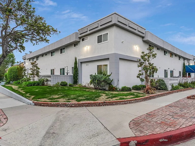 3505 Emerald St — Photo 2