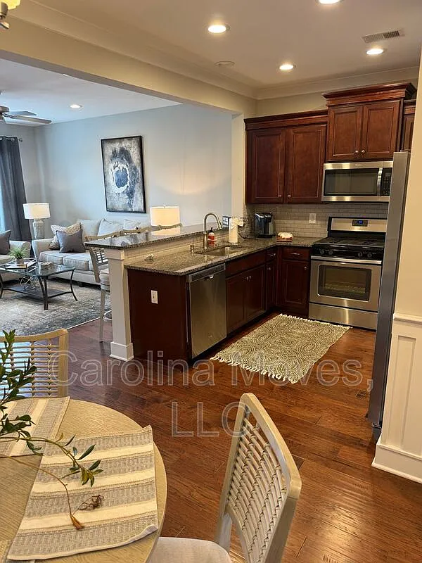 3 bed, 2.5 bath, 1583 sqft, $2,000 — Photo 3