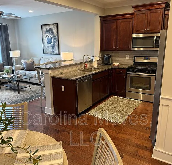 604 Springbank Aly — Photo 3