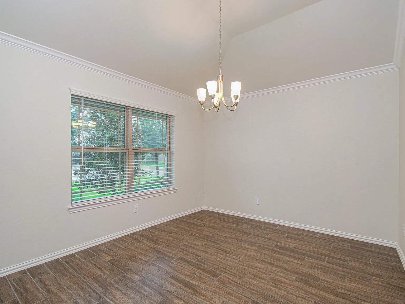 3 bed, 2.0 bath, 1844 sqft, $2,200 — Photo 3
