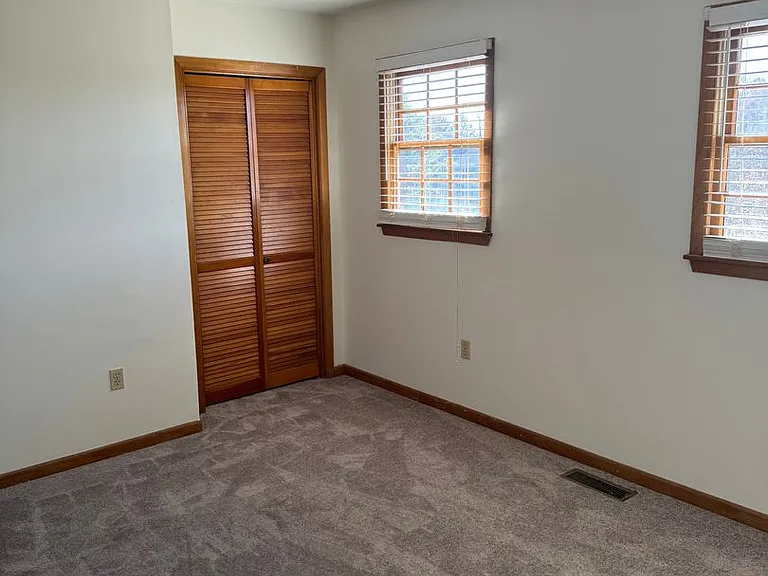 120 Oakcrest Cir — Photo 3