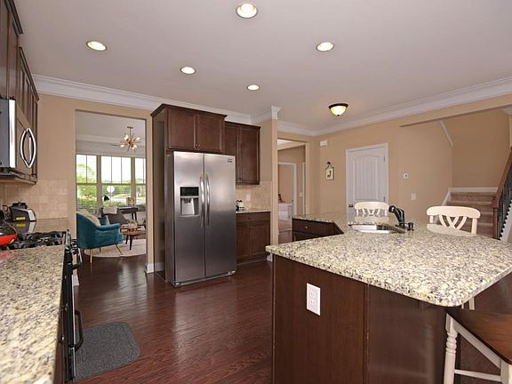 3rd image of 10 Stately Oaks Dr