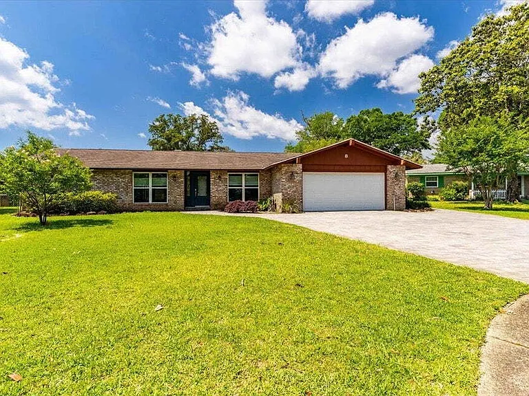 8 Stafford Cir — Photo 3