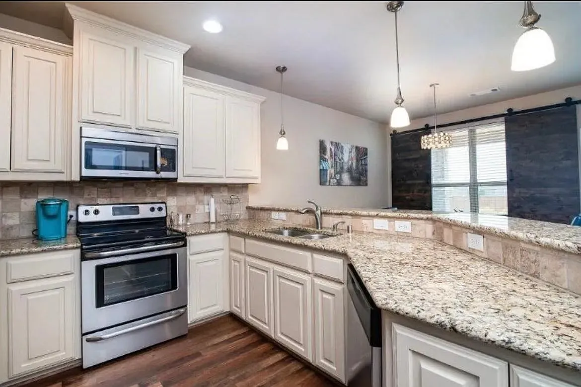4 bed, 1785 sqft, $2,500 — Photo 4