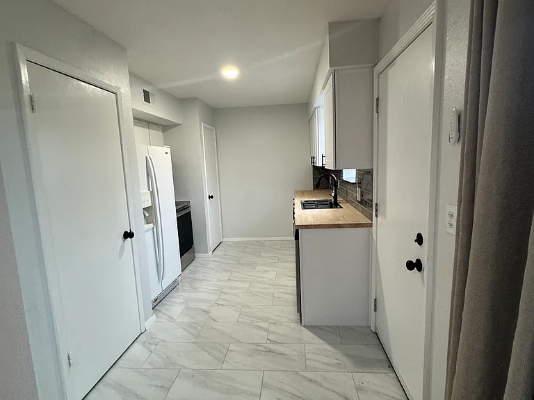 323 Towne House Ln — Photo 10
