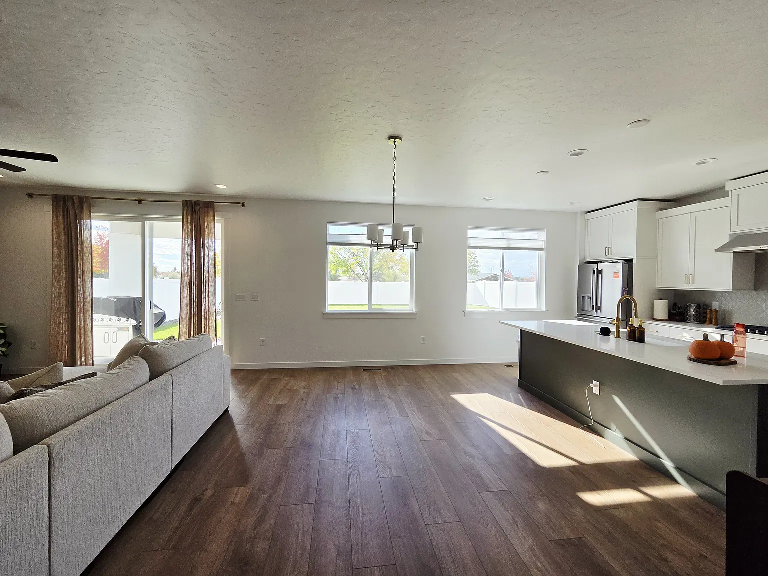 4 bed, 2348 sqft, $3,200 — Photo 4