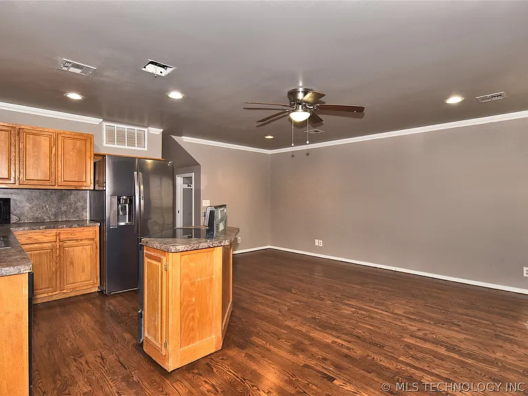 310 W K St — Photo 6