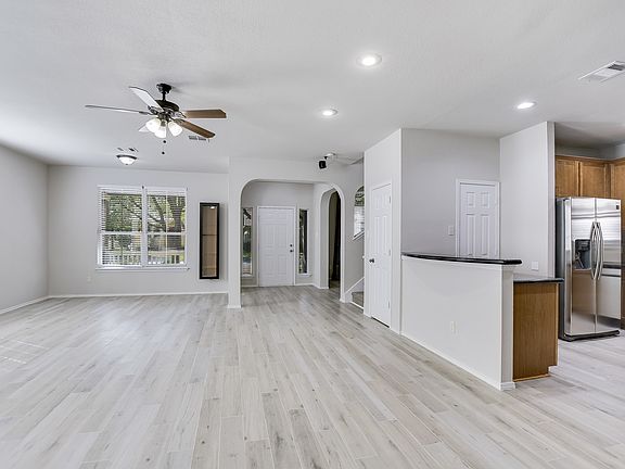 5th image of 813 Truman Ln