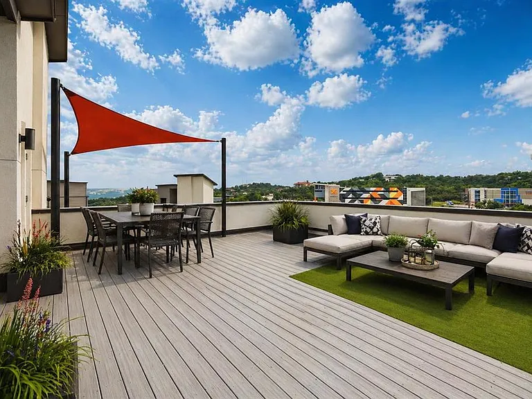 An incredibly private rooftop escape with never-ending sky views and breathtaking Hill Country scenery, where the breeze is constant, the vibes are relaxing, and every moment feels like a getaway! :)