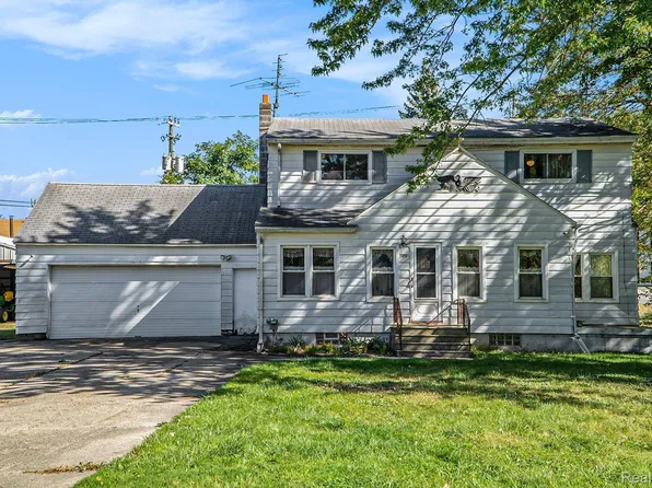 149 S Winding Dr, Waterford, MI 48328