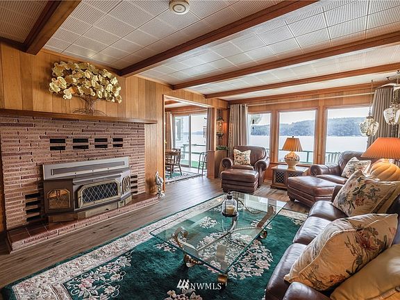 This view is stunning in the spring and summer with boaters, wildlife, birds and clouds...but I think it will be even better in the fall and winter when the storms roll  in and the fireplace is crackling!!!!