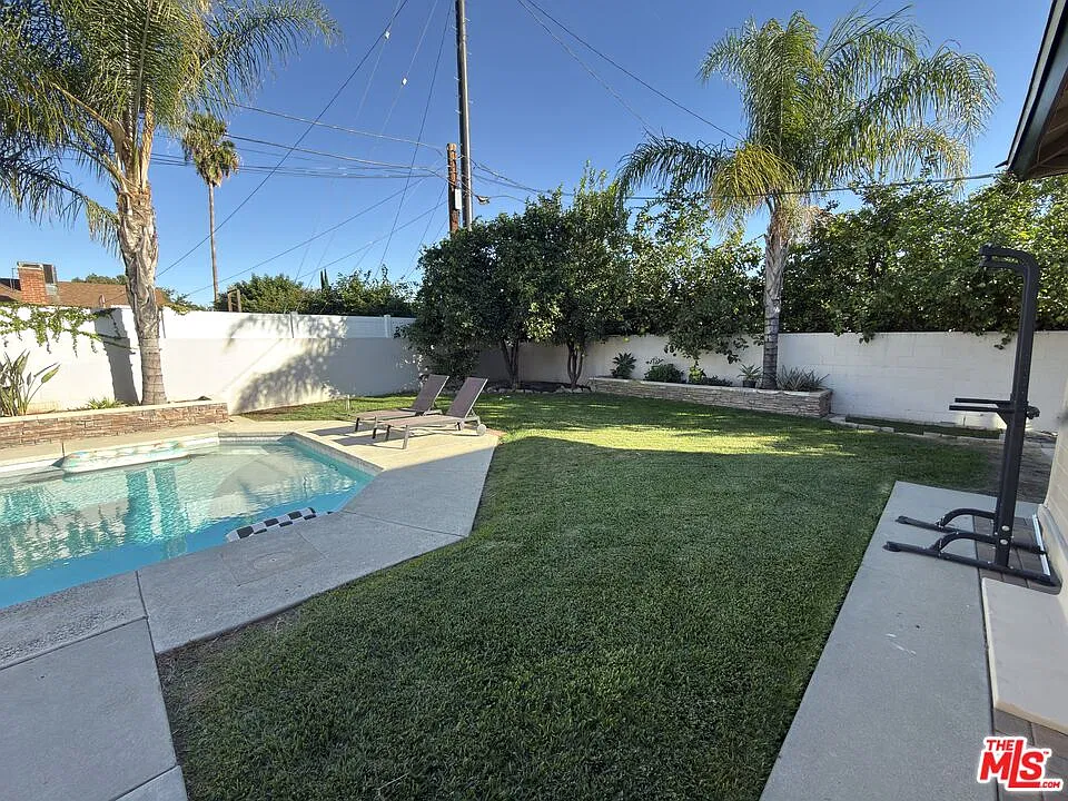 3 bed, 2.0 bath, 1291 sqft, $3,795 — Photo 2