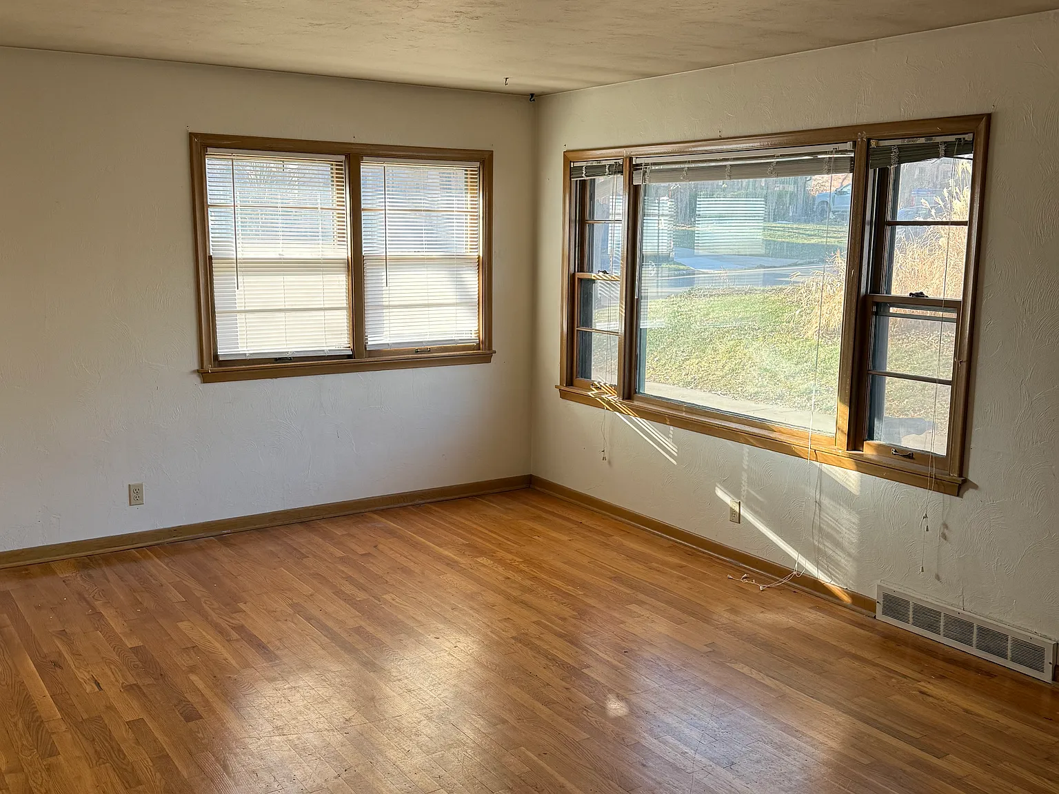3476 Woods Ave — Photo 2