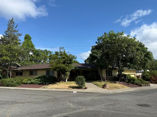 700 NW Amelia Dr, Grants Pass, OR 97526
