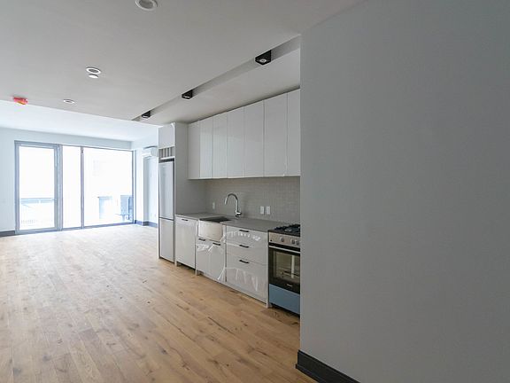 4th image of 42-22 27th St #511A