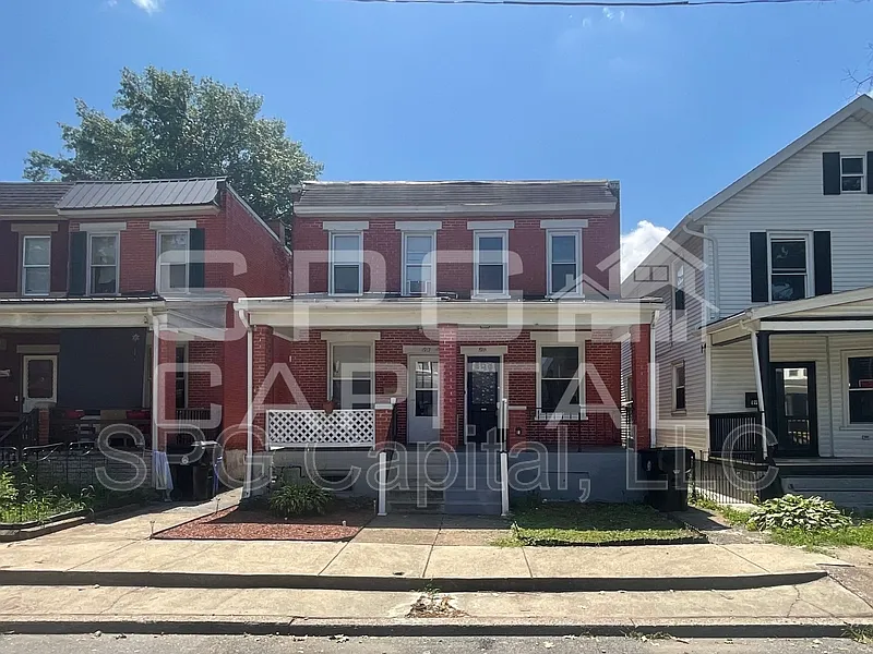 3 bed, 1.0 bath, 936 sqft, $1,325 — Photo 1