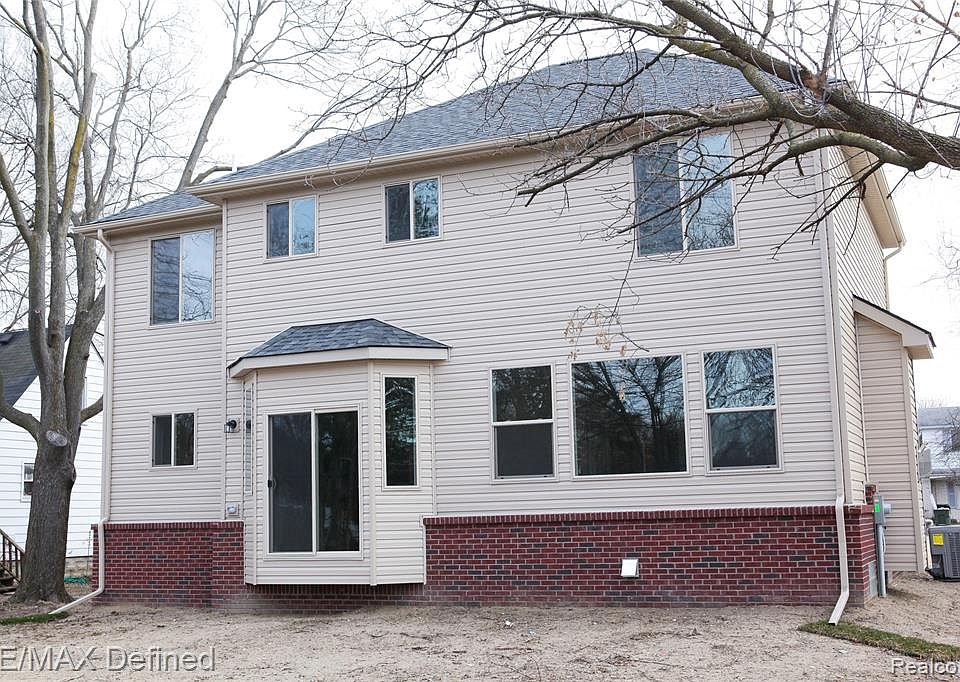 2nd image of 2460 Hessel Ave