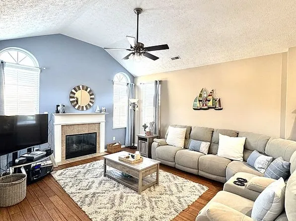 150 Quarry Lakes Dr, Amherst, OH 44001