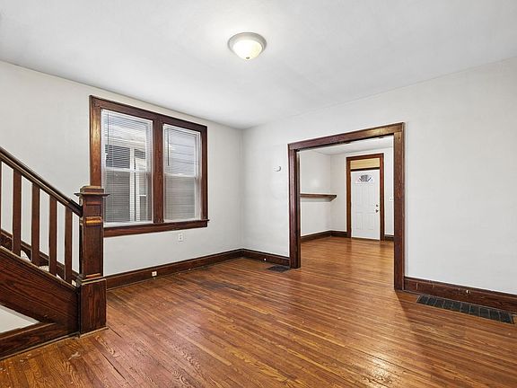 4th image of 390 Hanford St