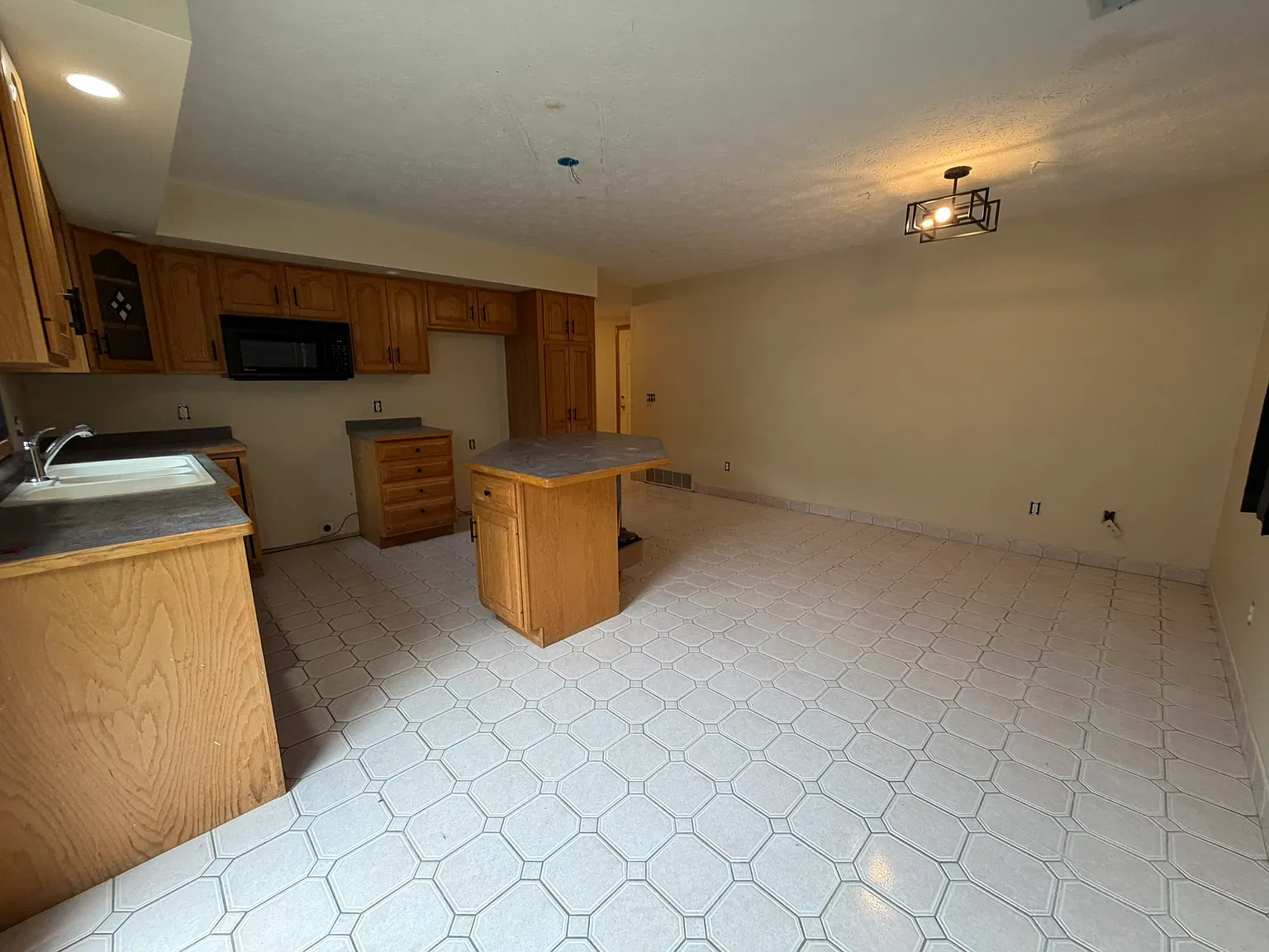 2140 Sackett Rd — Photo 2