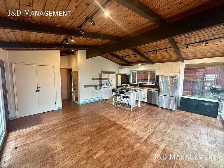2031 Crest Dr — Photo 8