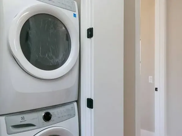 566 Maple Street image 7 of 8