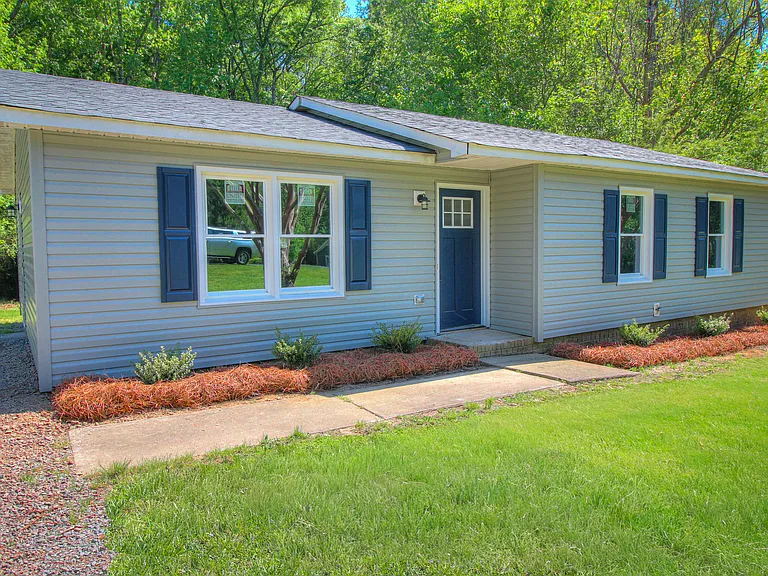 1016 Sharon Dr — Photo 2